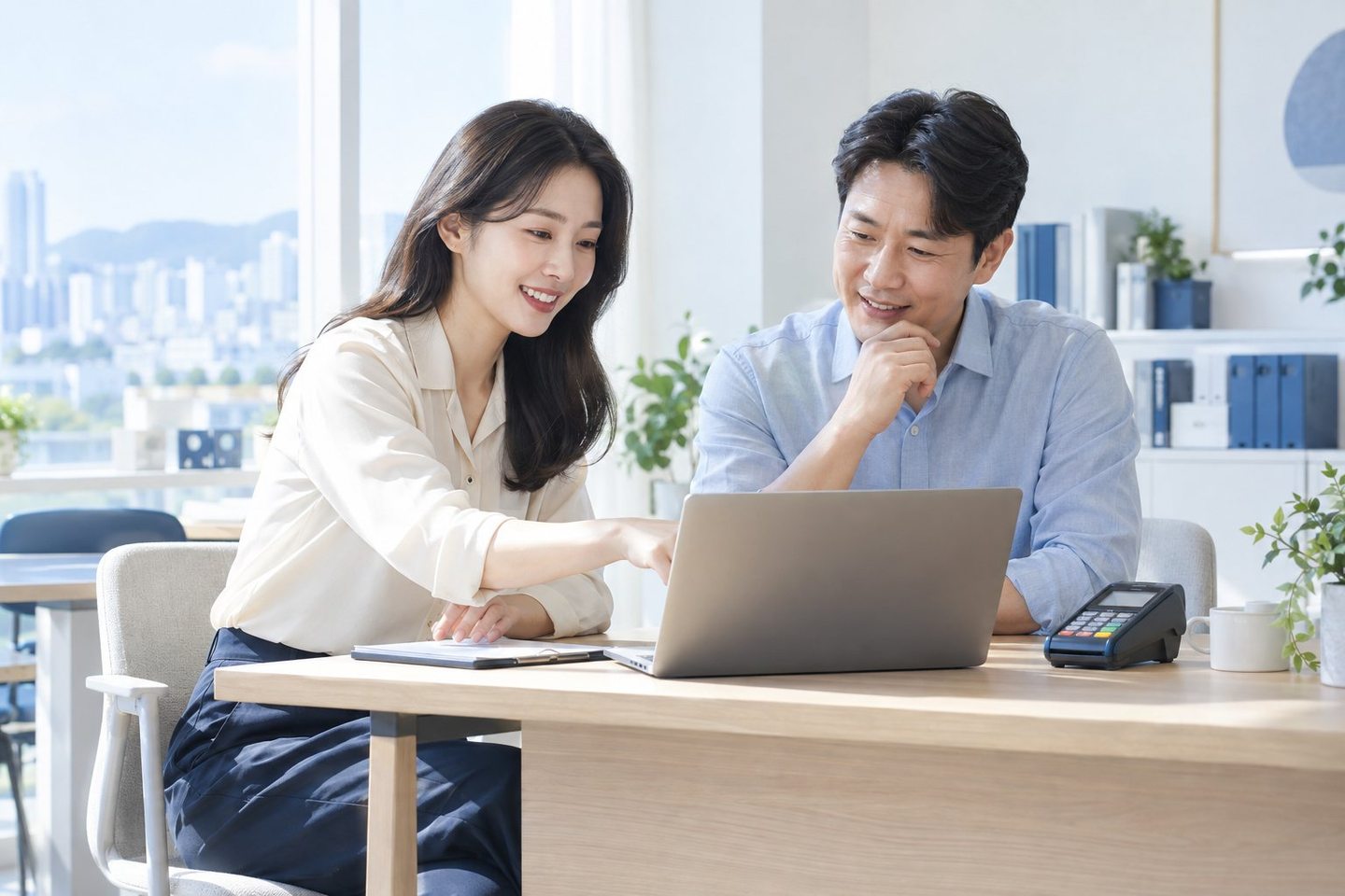 노트북 앞에서 업무 내용을 함께 설명하는 두 사람 — PG결제 웨딩 카드결제 단말기잔금 이야기가 상담실 밖에서 나올 때가 많으시죠? 연락 주시면 그 자리에서 받는 도구를 골라 드립니다.