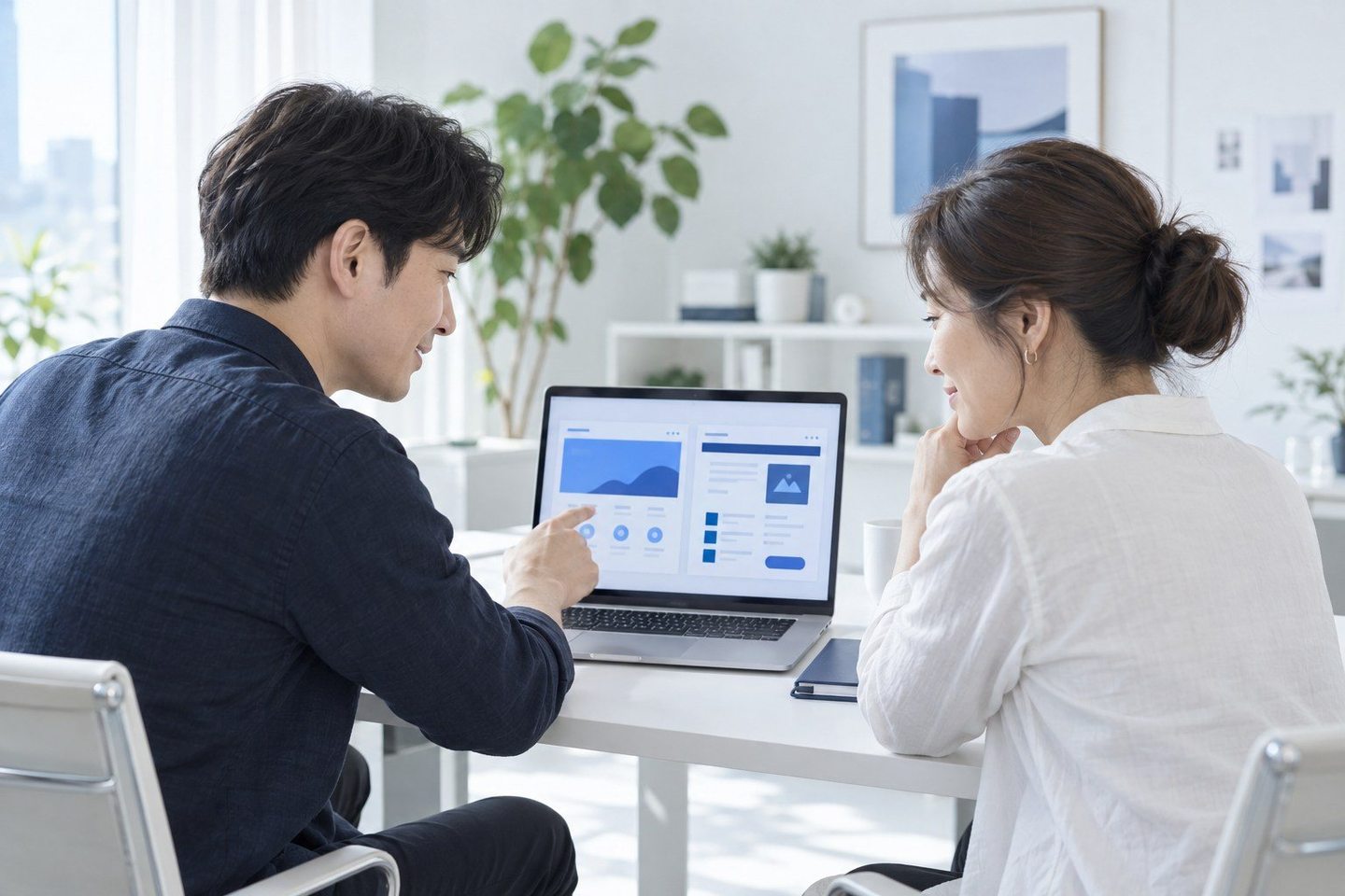 태블릿 화면을 이용해 결제 방법을 안내하는 두 사람 — PG결제 웨딩 카드결제 시작은 가볍게, 받는 자리는 넓게 여세요.